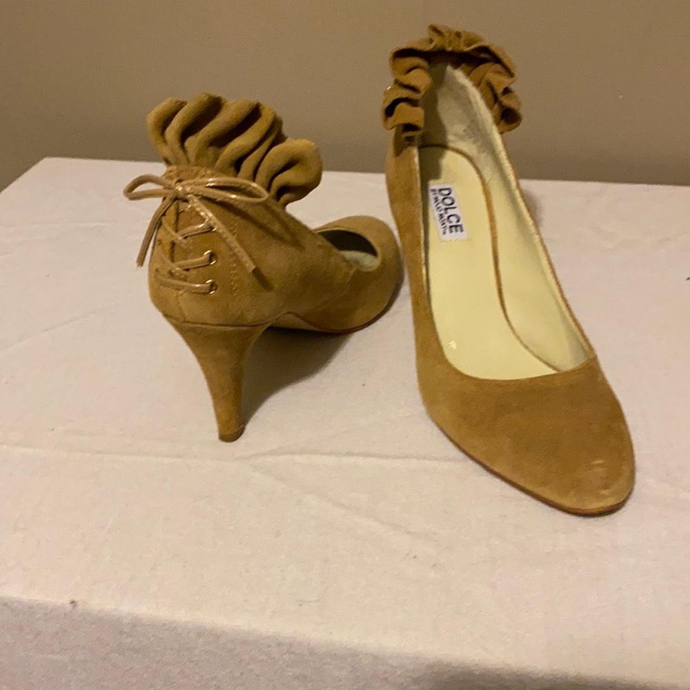 Dolce by  Mojo Moxy tan suede pumps